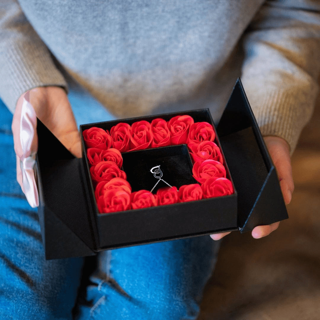 Caixa com 16 Rosas + Colar Eu te amo" em 100 idiomas [PROMOÇÃO DIA DAS MÃES]