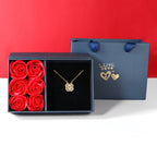 Colar Trevo Pedra de Zircônia + Caixa com 6 Rosas + Brinde Especial