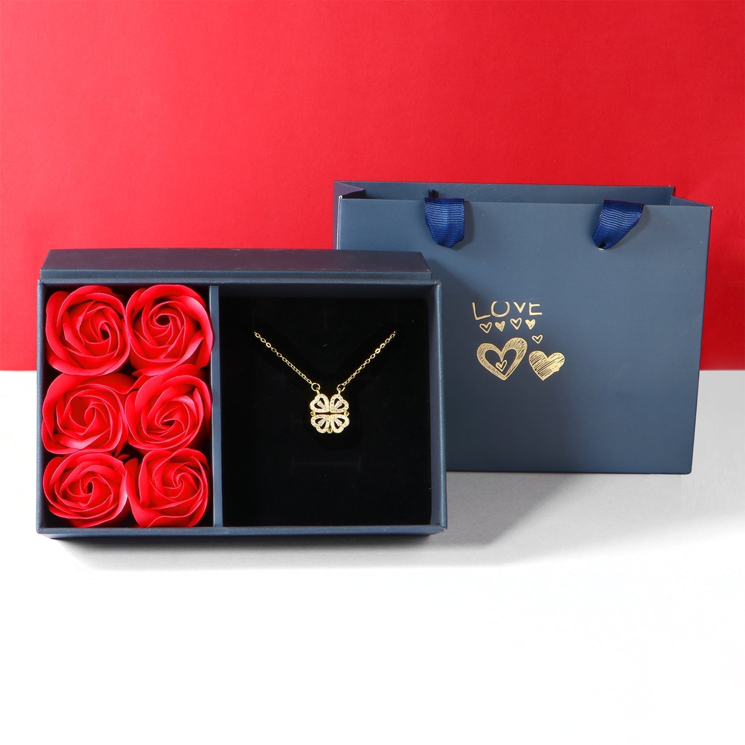 Colar Trevo Pedra de Zircônia + Caixa com 6 Rosas + Brinde Especial